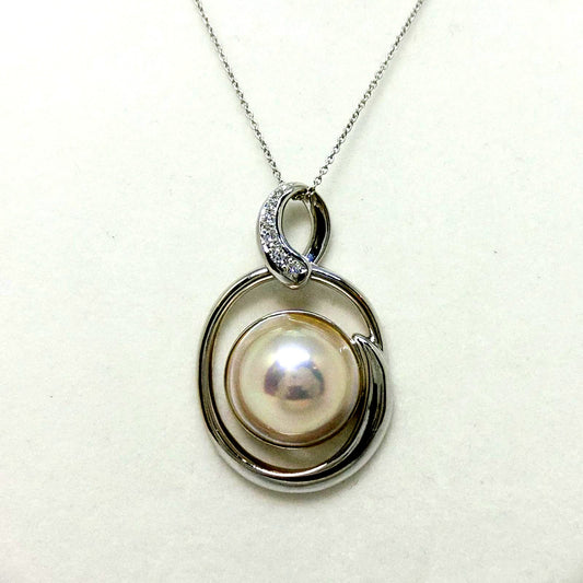 Tasaki Pearl K18WG white gold pendant top with 16mm Malas pearl and six small diamonds totaling 0.09ct