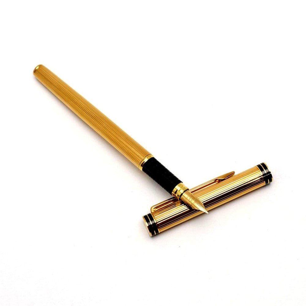 Waterman black and gold fountain pen with K18 nib, 14.2 cm length, 1.0 cm diameter