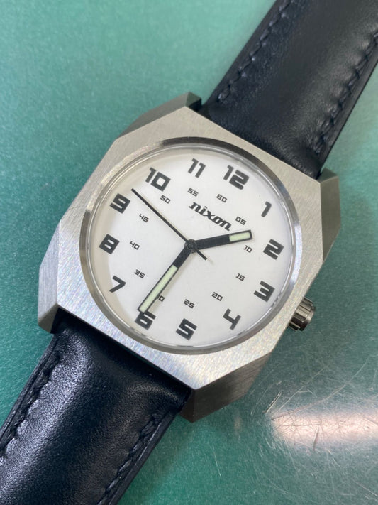 NIXON R6-3139 Quartz Men's Watch — Japanese
