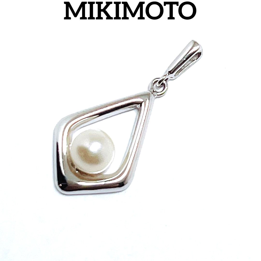Mikimoto pearl necklace pendant with 4.5mm white pearls on a silver chain