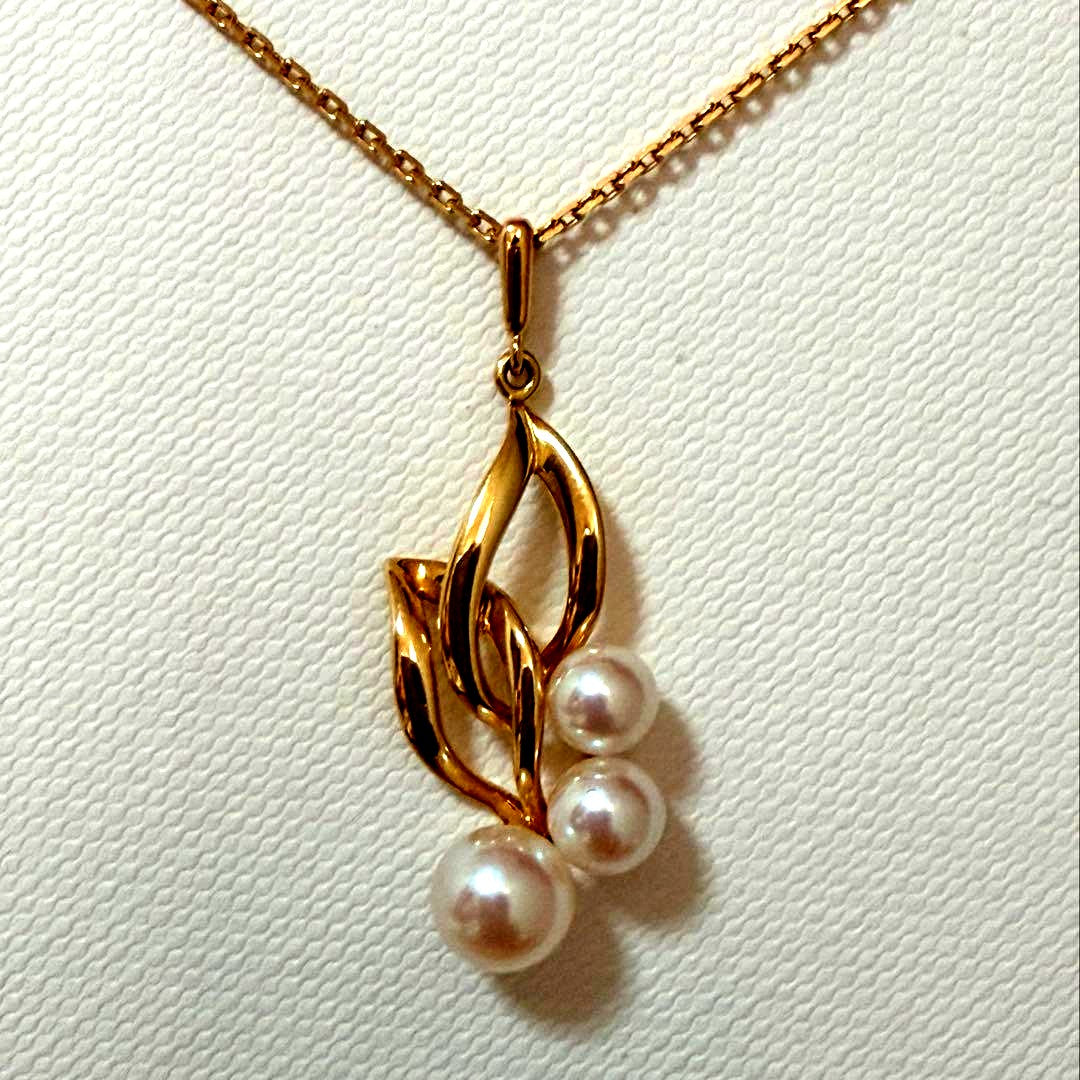 Mikimoto K18 baby pearl pendant necklace featuring a delicate pearl on a fine gold chain weighing 4.3 grams