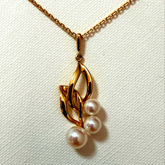 Mikimoto K18 baby pearl pendant necklace featuring a delicate pearl on a fine gold chain weighing 4.3 grams