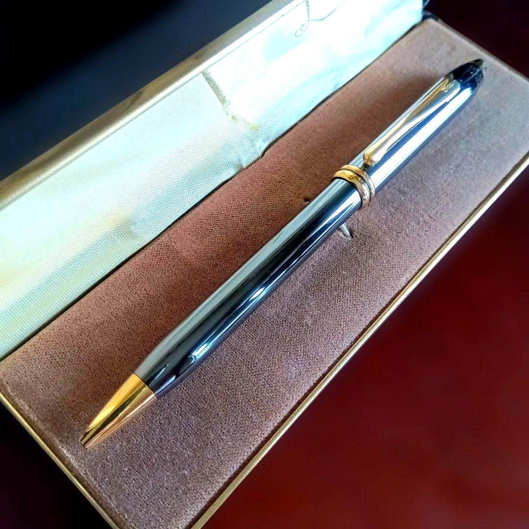 Cross Townゼント USA ballpoint pen in gunmetal black with a reusable case on a white background