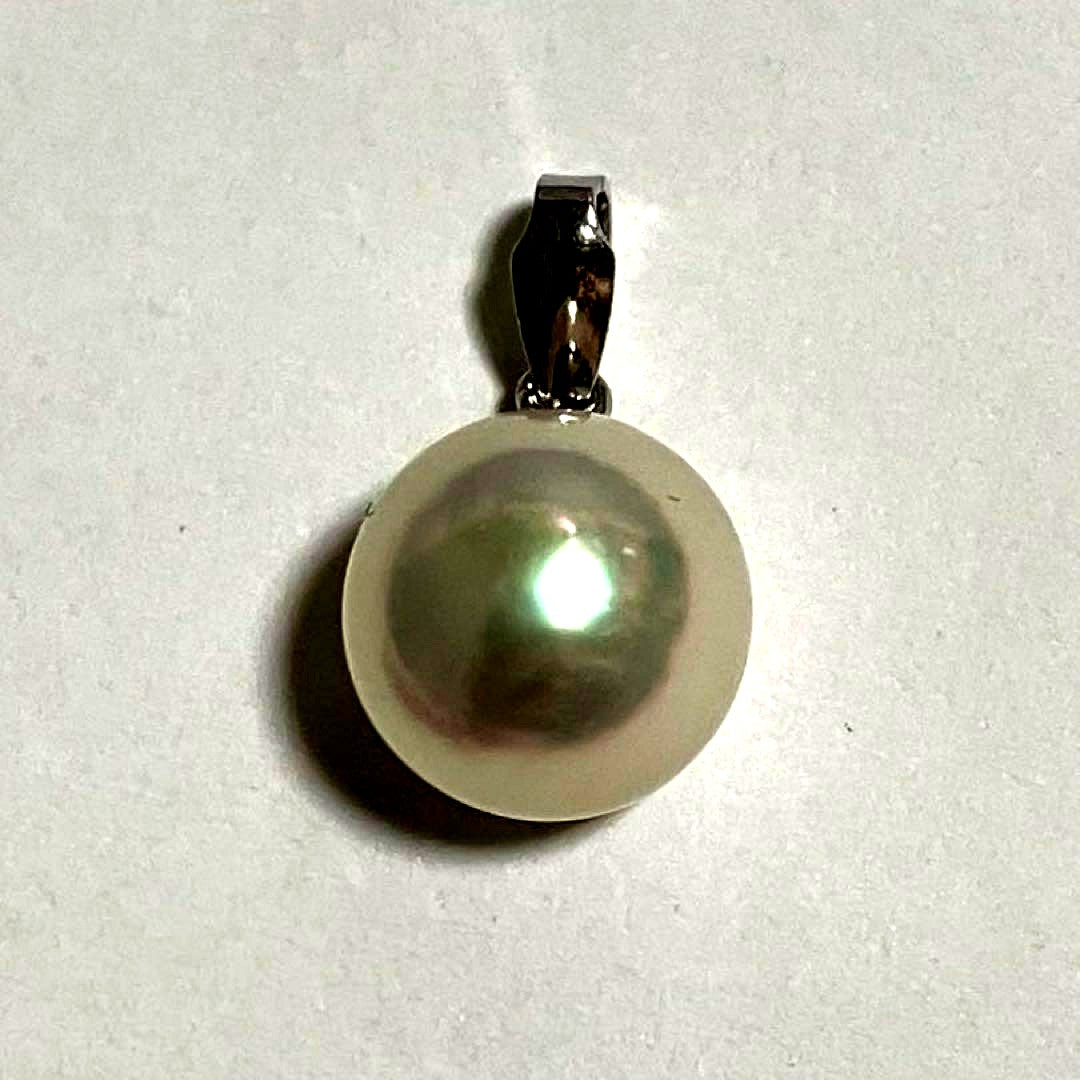 Akoya pearl pendant top with 8.6mm lustrous pearl and platinum 900 stamped Pt900 setting showing natural blemishes
