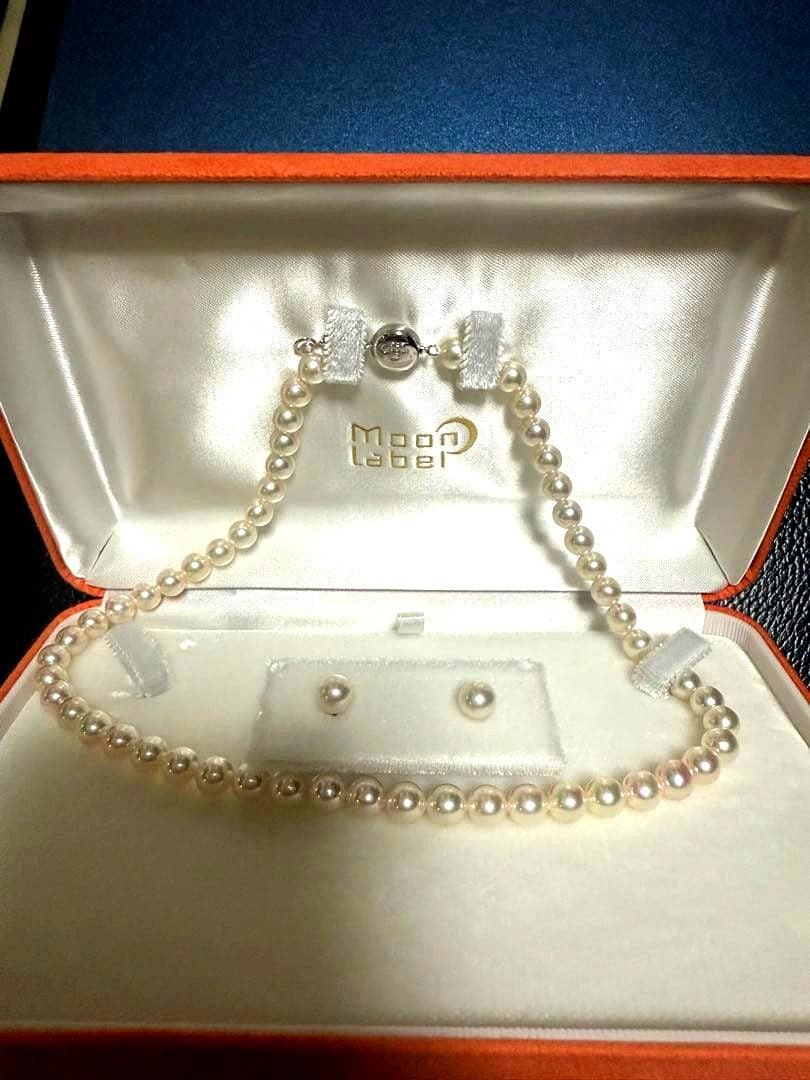 Close-up of Akoya pearl necklace made with SV925 silver, displayed with certification and box