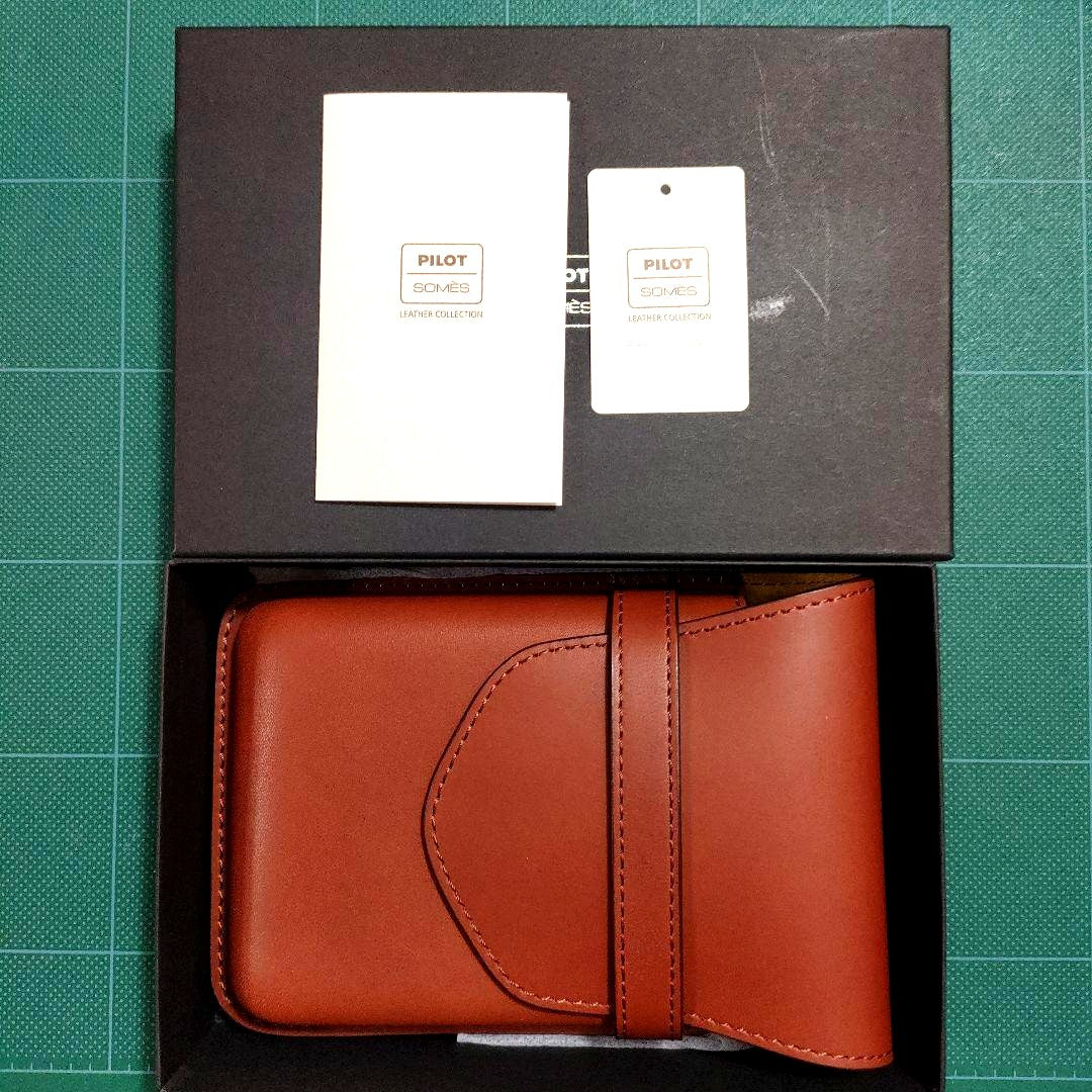 Brown Pilot Somes 5 Pen Case made of cowhide leather and pigskin suede measuring 110×160×30 mm