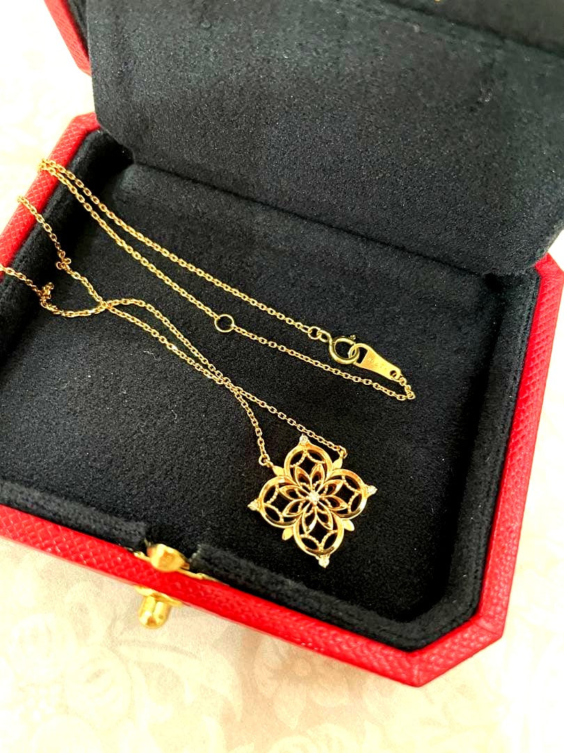 Agete necklace with large K10 gold motif adorned with sparkling diamonds