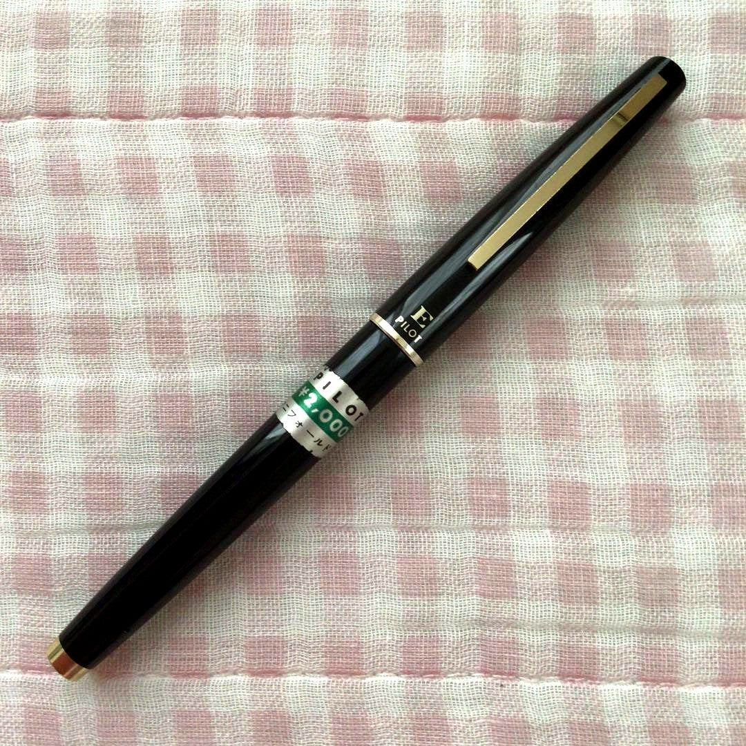 Pilot 14K gold Elite Manifold black fountain pen with cartridge style and slight nib tarnish