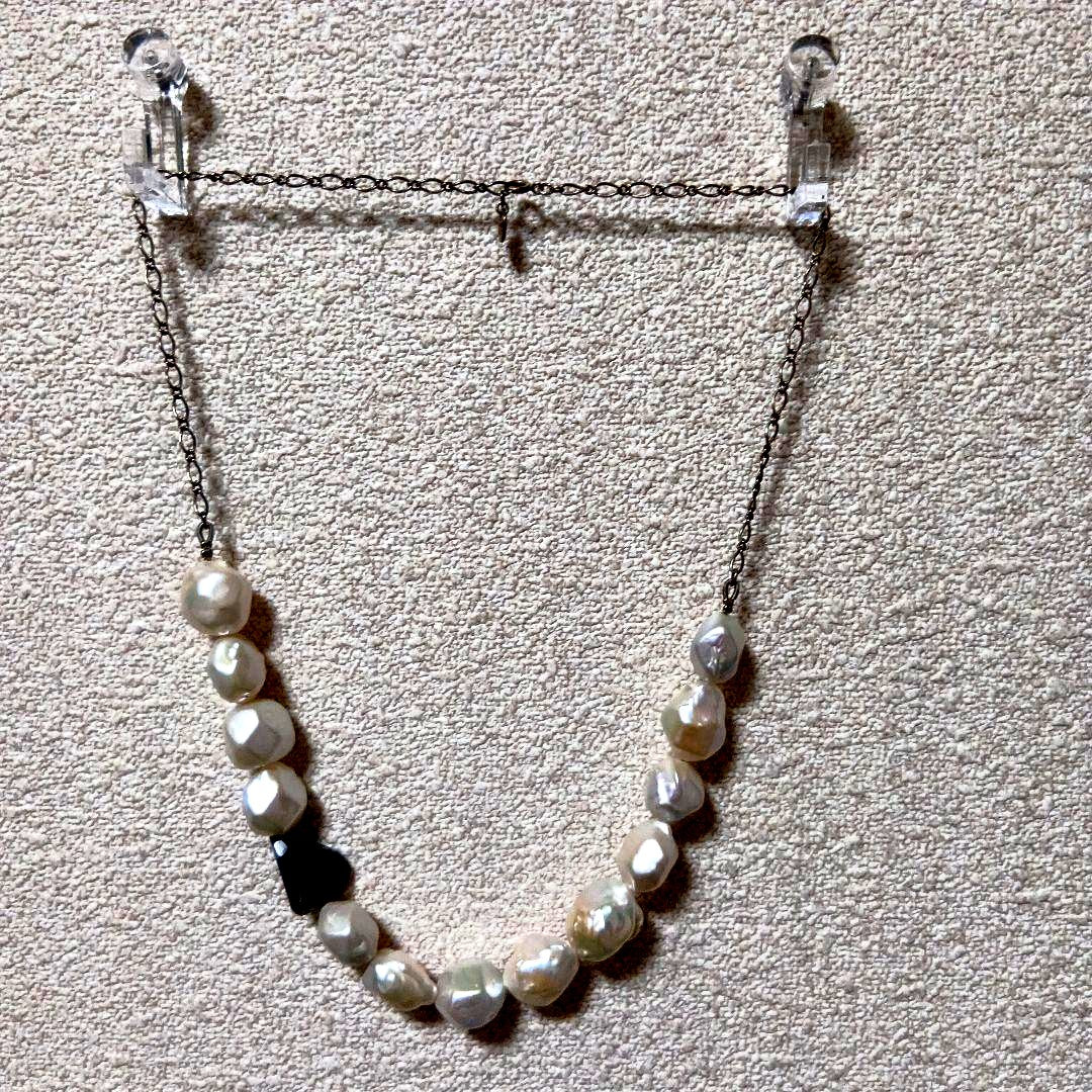 Agete pearl pattern necklace with delicate beads and elegant design on a white background
