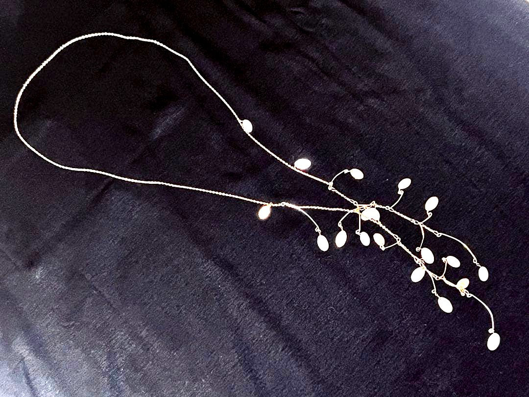 Elegant agate long necklace measuring 88 cm with certificate of sale displayed