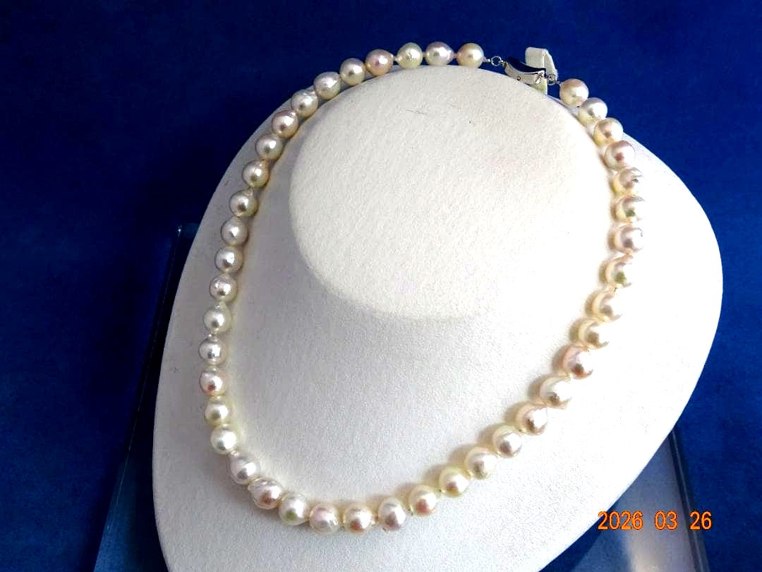 Akoya pearl necklace featuring 8.5-9mm pearls and a silver one-touch clasp on a white background