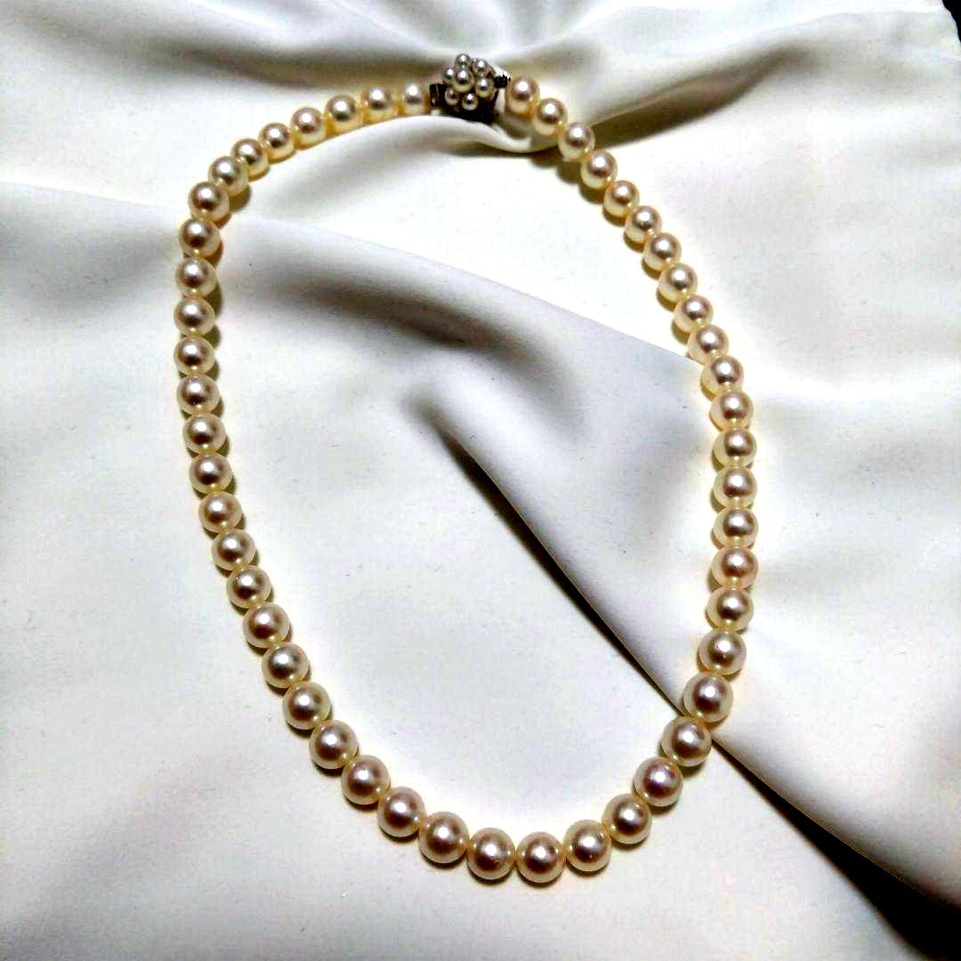 Akoya pearl necklace A with 38 cm length, 6 to 6.5 mm pearls, and silver clasp on white background