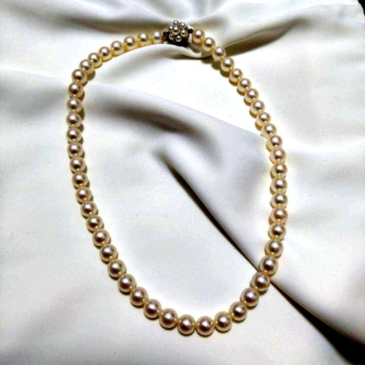 Akoya pearl necklace A with 38 cm length, 6 to 6.5 mm pearls, and silver clasp on white background