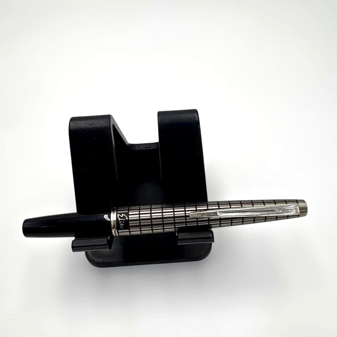 Pilot Elite short pen with lattice pattern cap and 18K medium nib, 120mm length, black body