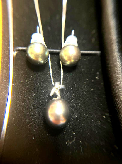 Tasaki large Southern Nacre black pearl necklace in white gold with diamonds and matching platinum pearl earrings set
