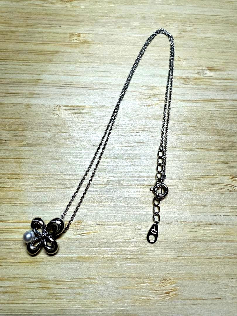 Tasaki Pearl necklace with silver flower motif and pearl pendant on adjustable 41cm chain with lobster clasp