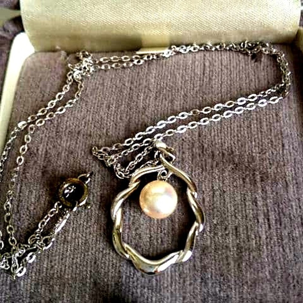 MIKIMOTO Necklace with 45 centimeter chain featuring elegant pearls on a white background