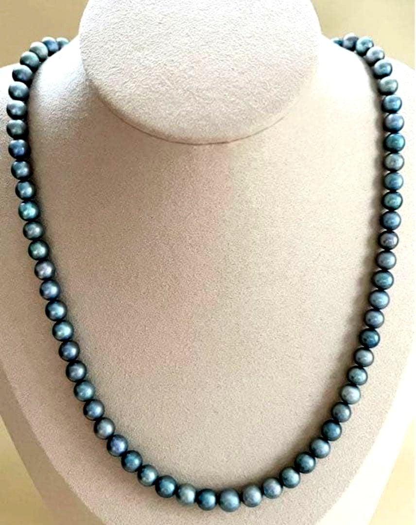 Elegant pearl necklace with 6.5 to 7mm pearls measuring 53 cm including clasp