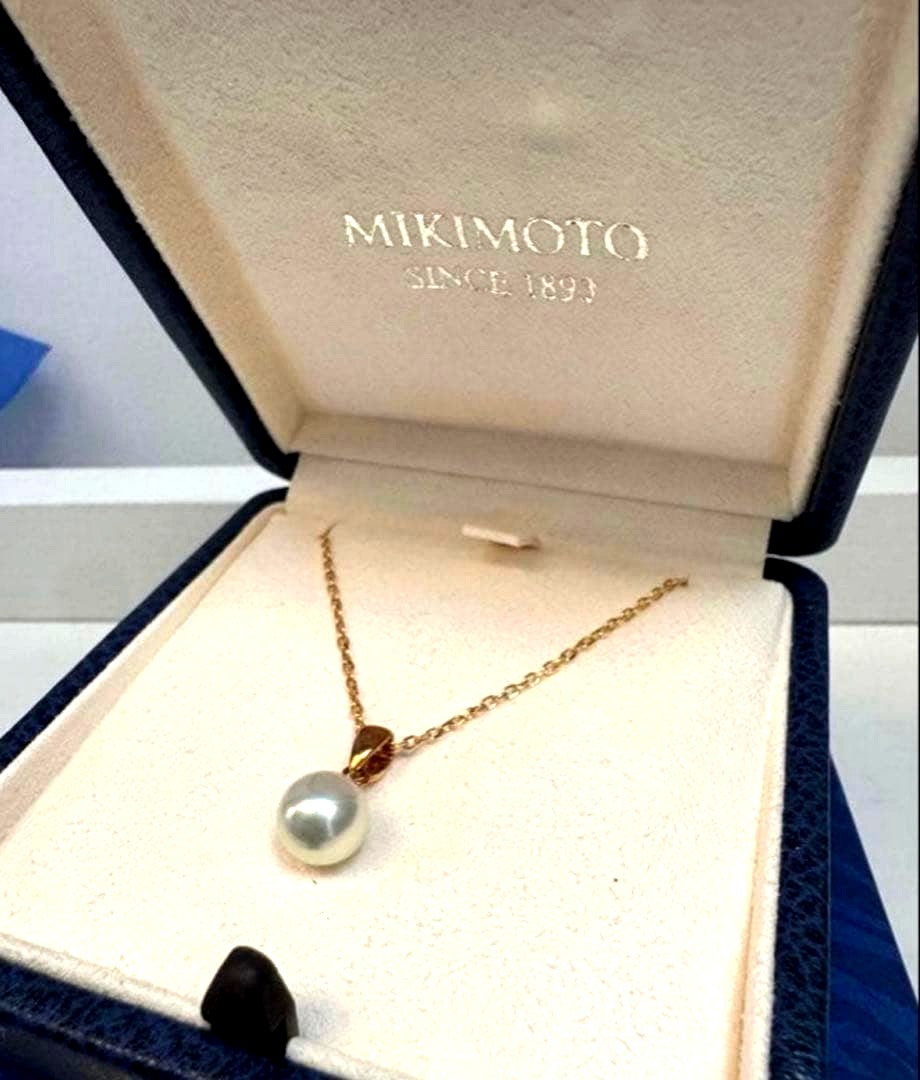Mikimoto K18 18 karat gold pendant with 7.5mm pearl displayed with box and booklet