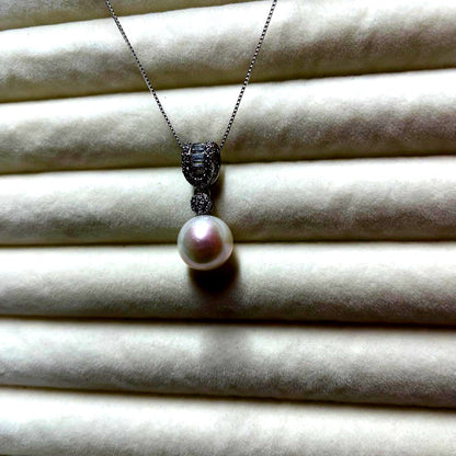 Akoya pearl necklace featuring 10mm pearls on a 45cm adjustable S925 silver chain AR385
