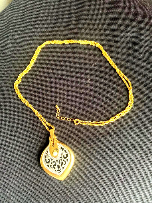 MIKIMOTO gold tone pearl pendant with attached magnifying glass showing no scratches or discoloration