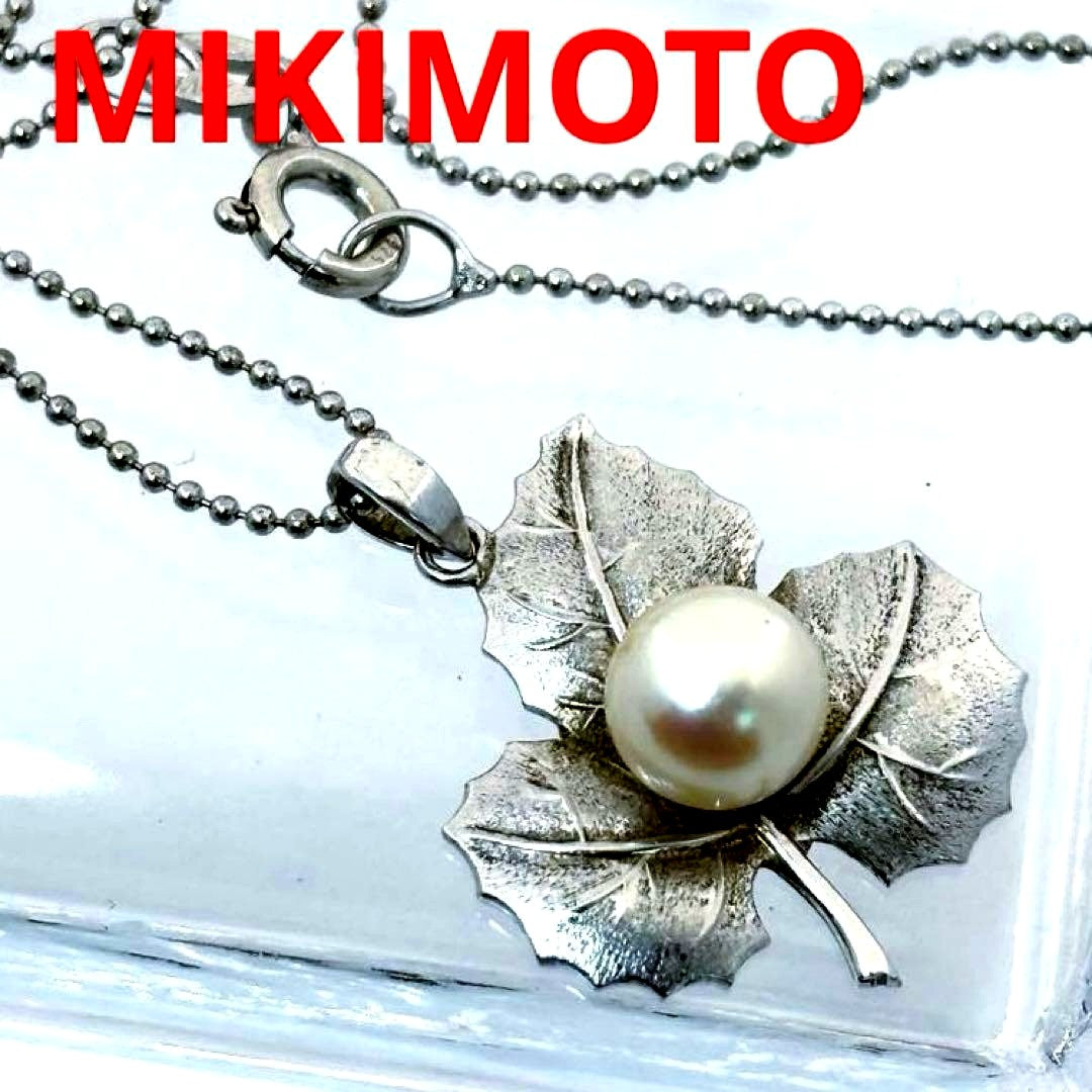 Mikimoto necklace featuring a silver leaf design with a white pearl on a 40 cm silver chain