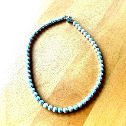 Akoya pearl necklace with blue-gray pearls and silver chain measuring 40 cm