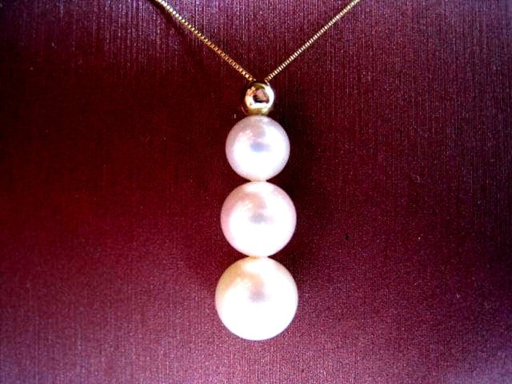 Law Teri Akoya pearl necklace in 10K yellow gold with 58cm chain and pearls measuring 5.5 to 7.2 mm