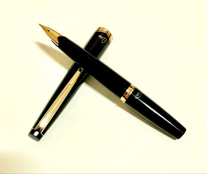 PILOT Pen Nib Elite 18K fine tip pen with two replacement ink cartridges