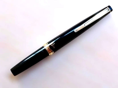Vintage Pilot Elite fountain pen in black and gold with 18K pen tip from around 1970