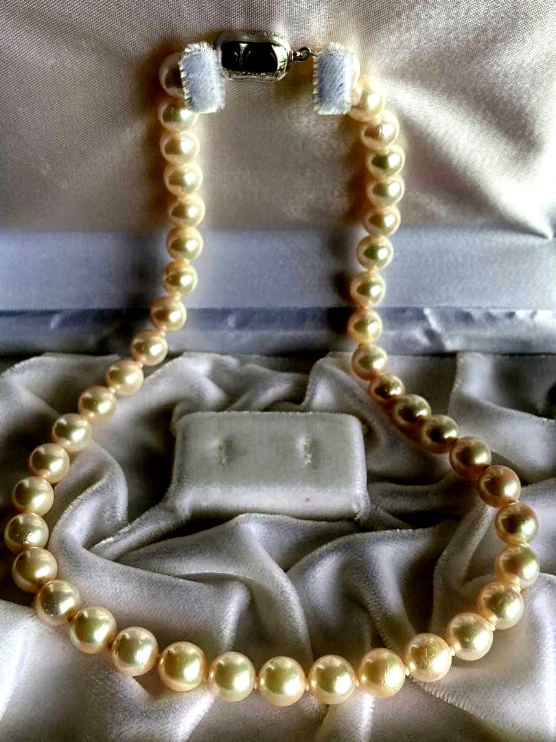 Akoya pearl necklace with 8.6-8.8mm white pearls, silver clasp, and 42cm length on white background