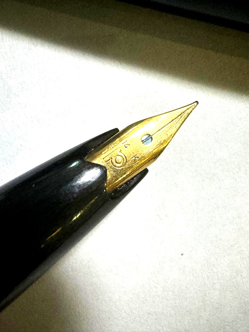 Vintage PILOT short black plastic fountain pen with 14K gold nib, breast pocket size, used condition