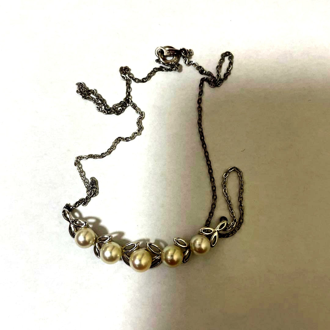Mikimoto silver necklace with 5.7-6.0mm round pearls weighing 4.5 grams