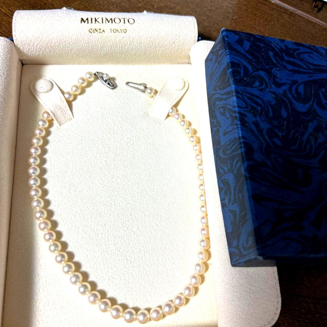 MIKIMOTO WGK14 white pearl necklace with round pearls and no visible damage or discoloration