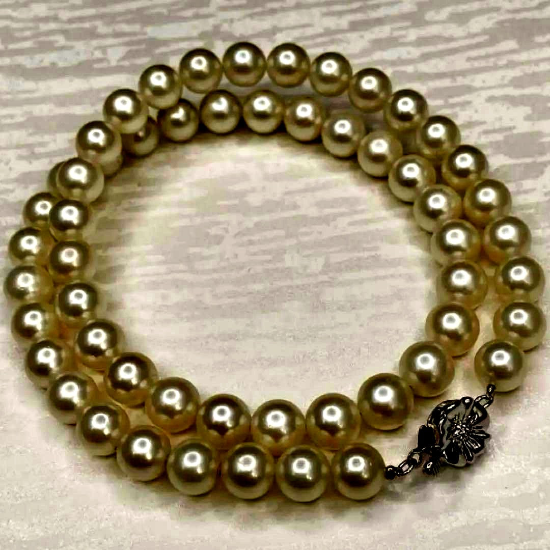 Akoya pearl necklace with 7.1-7.6mm round white pearls and silver clasp, 43cm length