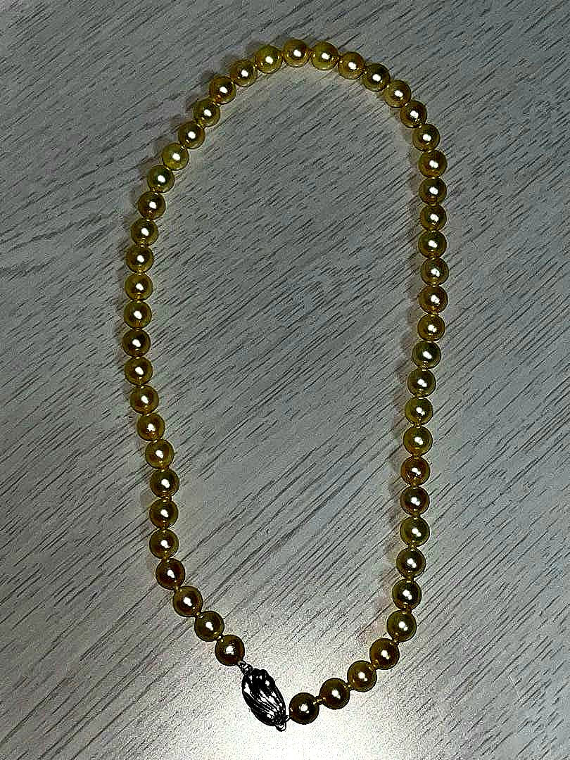 Akoya pearl necklace featuring 7mm pearls with a total length of 43cm displayed on a white background