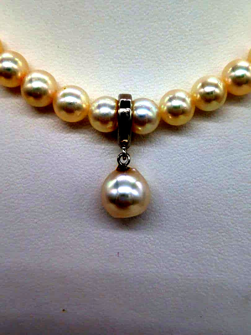 Close-up of a 9.5mm Akoya genuine white pearl necklace with silver backing