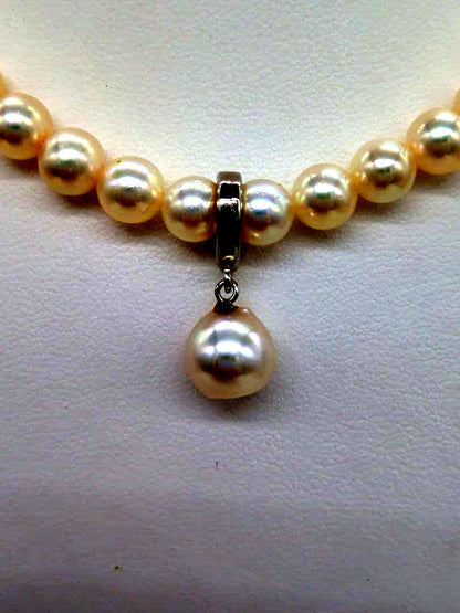 Close-up of a 9.5mm Akoya genuine white pearl necklace with silver backing