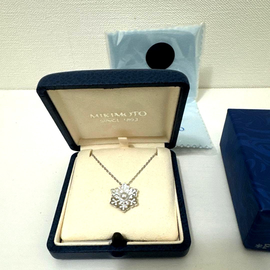 Kuro silver snowflake necklace with pearl decoration on a 20 cm chain displayed on white background