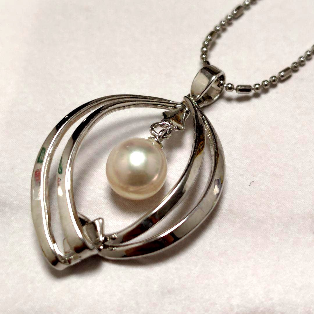 Mikimoto genuine pearl pendant necklace with a 0.6 cm pearl on a 40 cm chain and bonus metal necklace