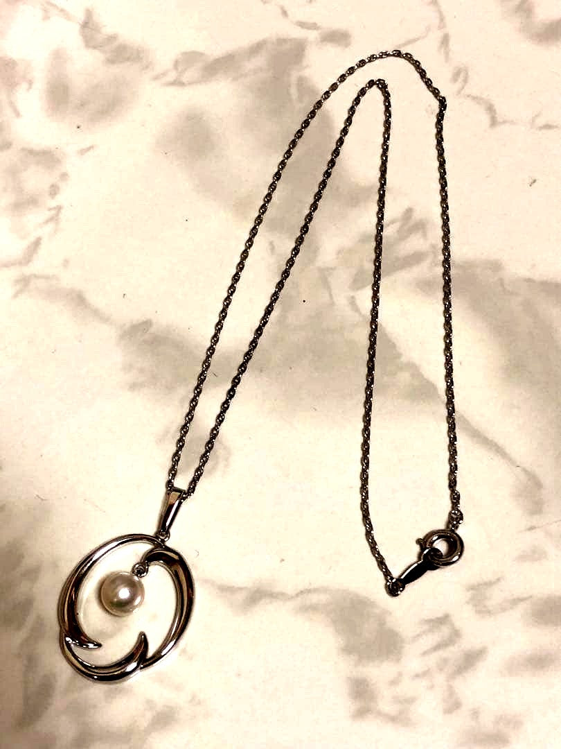 Mikimoto pearl necklace with silver chain and single pearl pendant measuring 40 centimeters