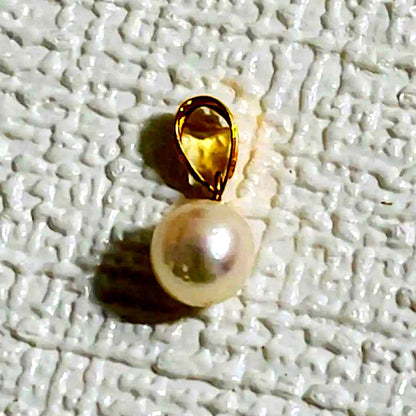 Akoya Pearl pendant top made of K18 gold with a single round Akoya pearl and tanaka markings