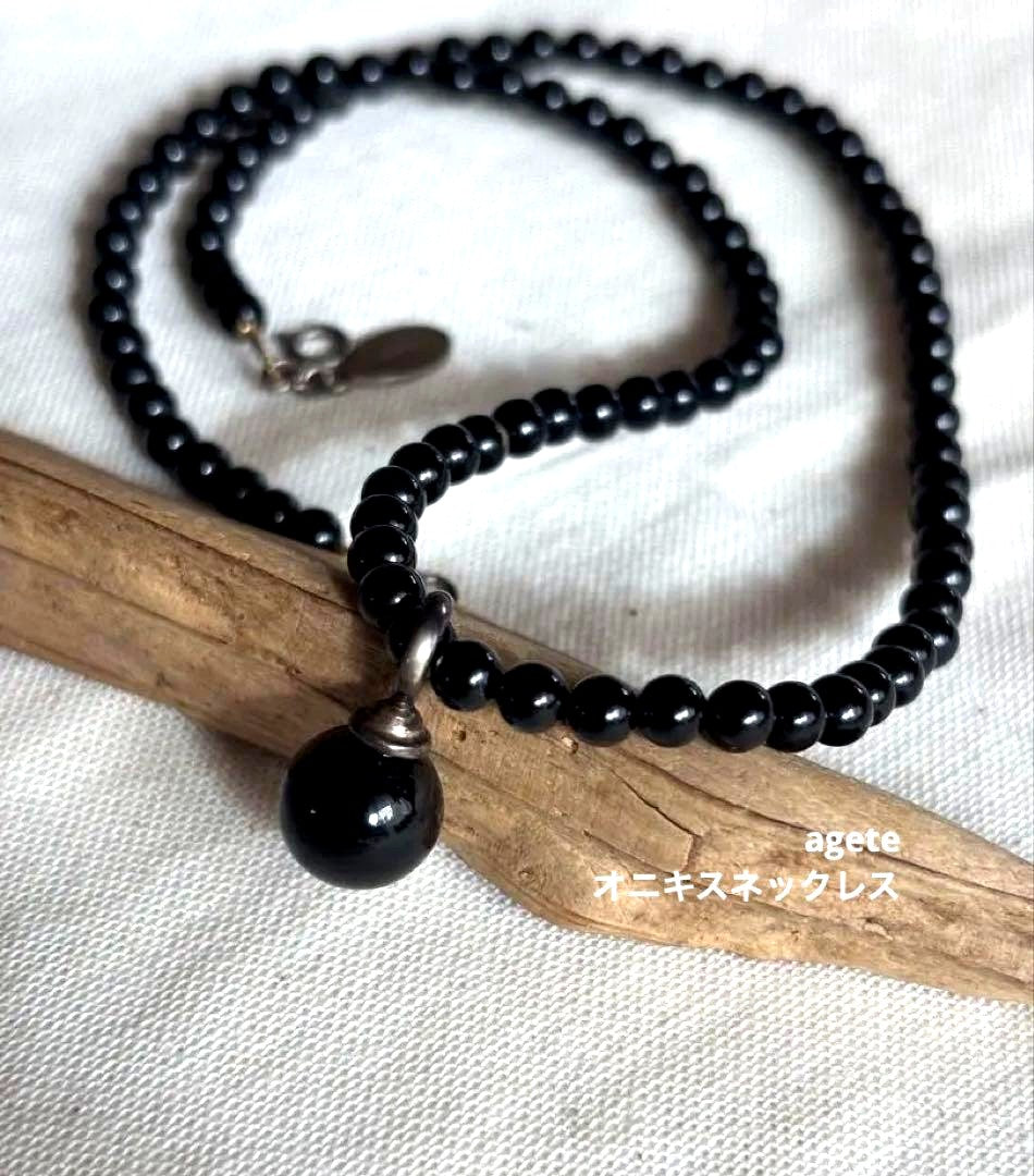 Silver-fitted agate and onyx necklace with 3 mm beads and total length of 43 cm