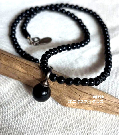 Silver-fitted agate and onyx necklace with 3 mm beads and total length of 43 cm