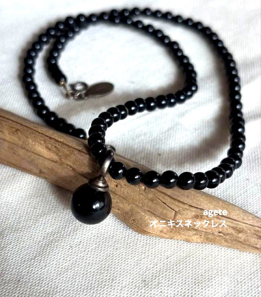 Silver-fitted agate and onyx necklace with 3 mm beads and total length of 43 cm