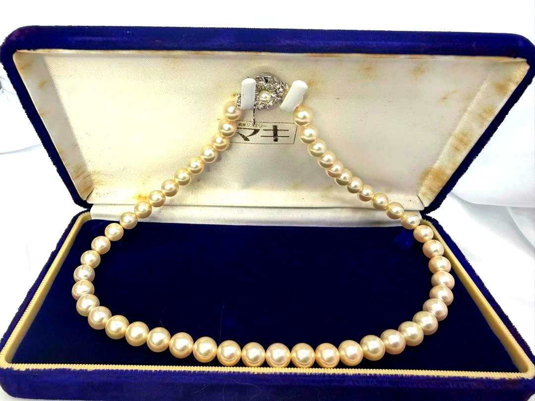 Akoya pearl necklace with 7.5mm white pearls, 55 beads, silver clasp, 43.5cm length