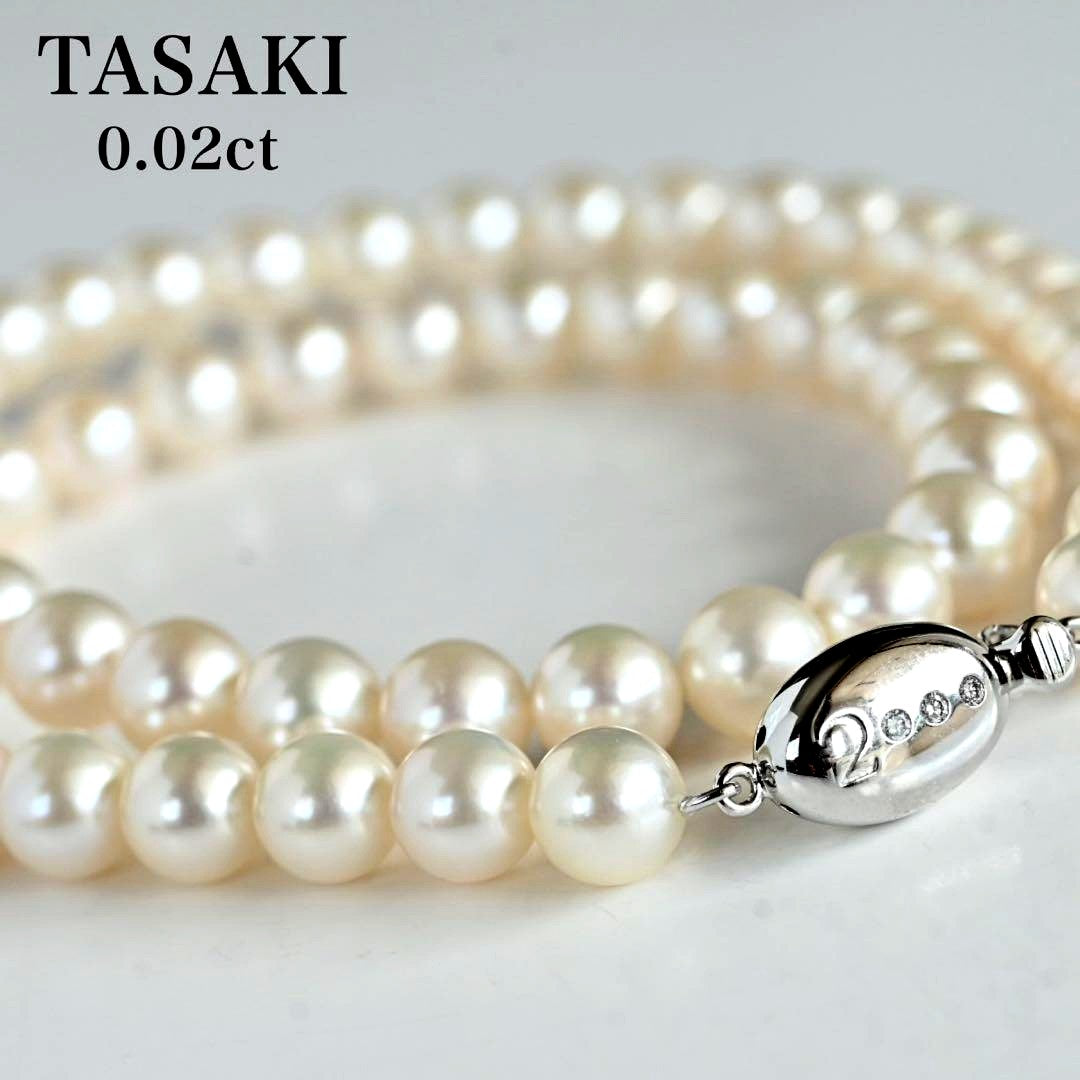 Premium flower pearl necklace with round pearls and silver clasp featuring a small diamond