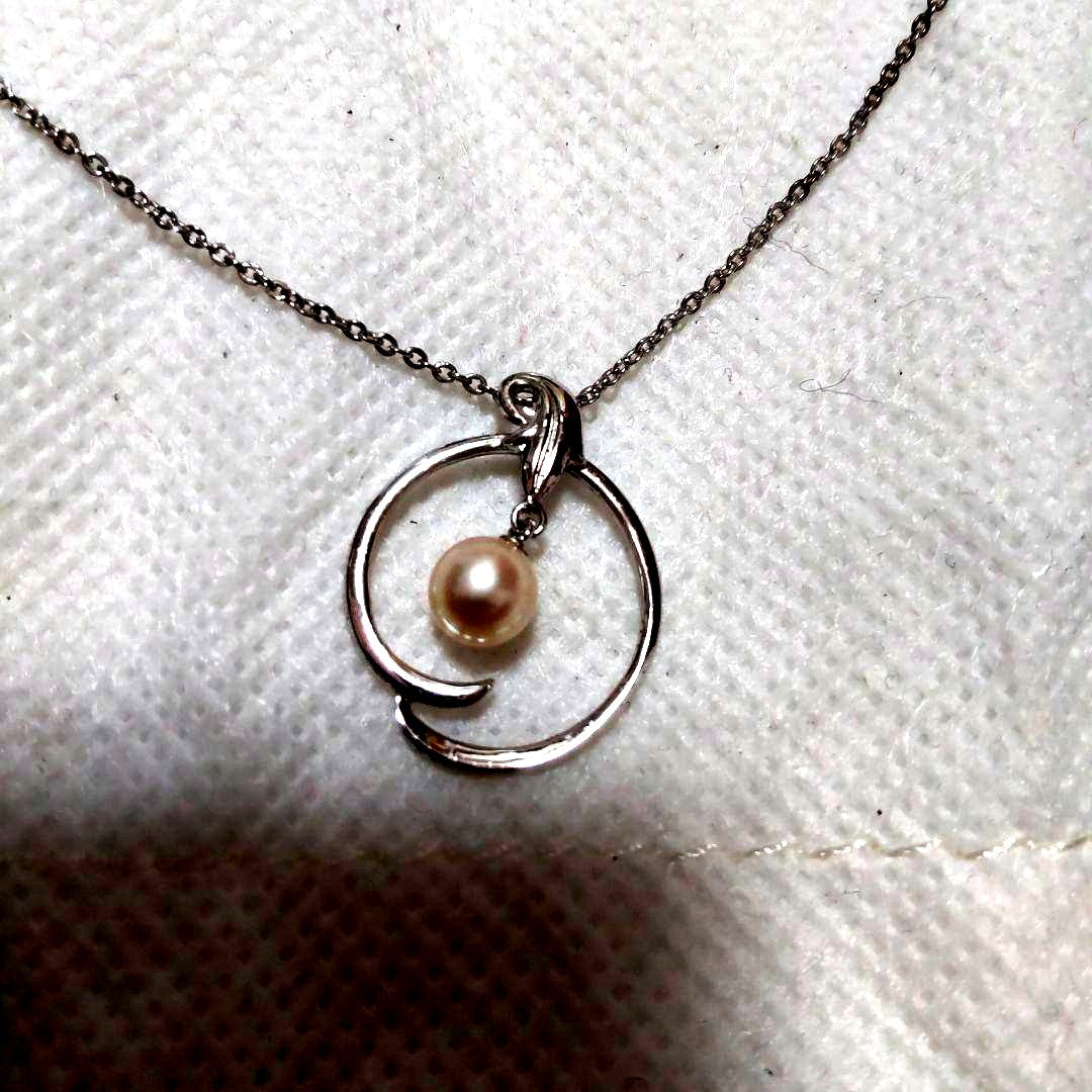 Elegant Mikimoto pearl necklace with gold chain on white background
