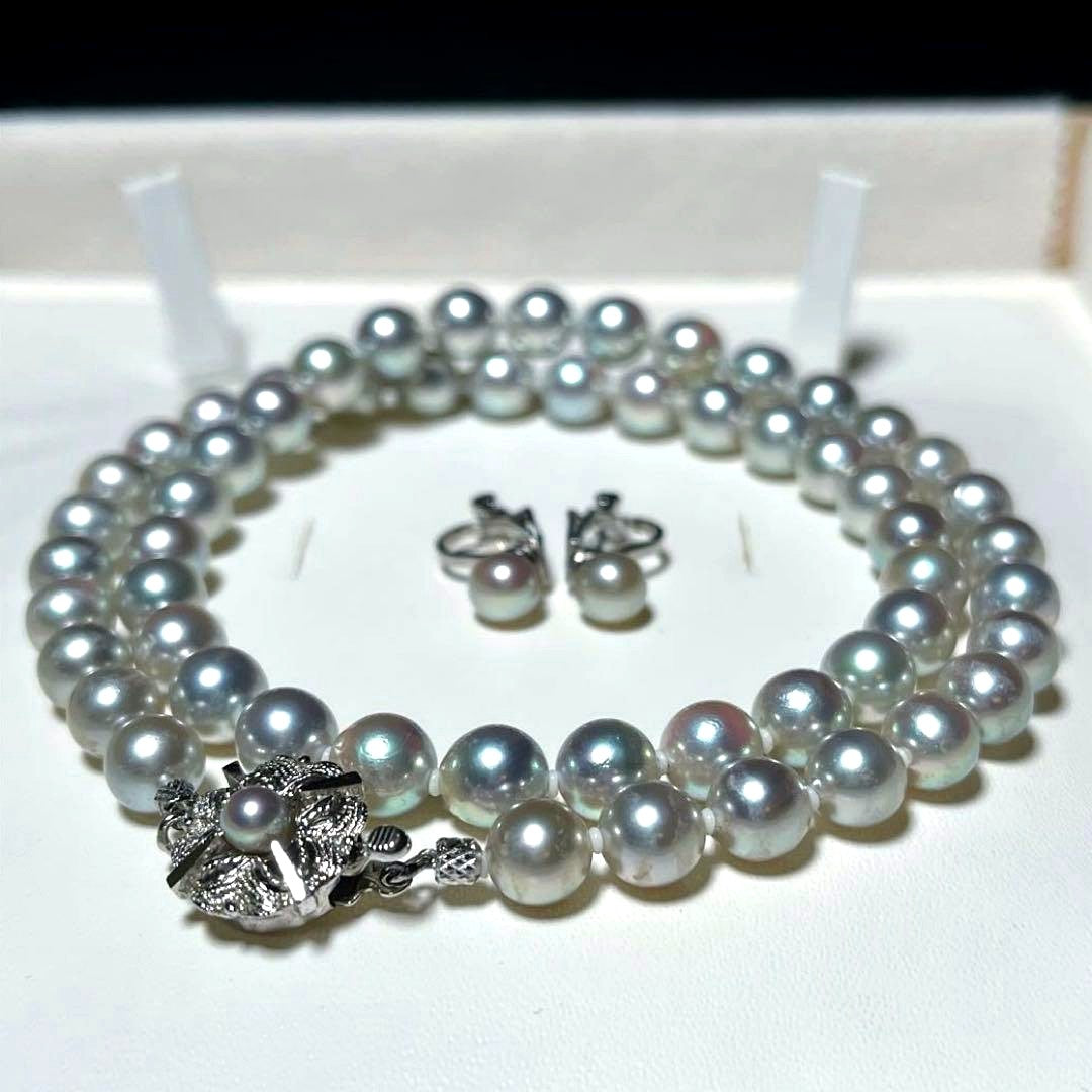 Akoya pearl necklace and earring set with round 7.0-7.4mm pearls on silver metal in green tone, necklace length 46.5 cm