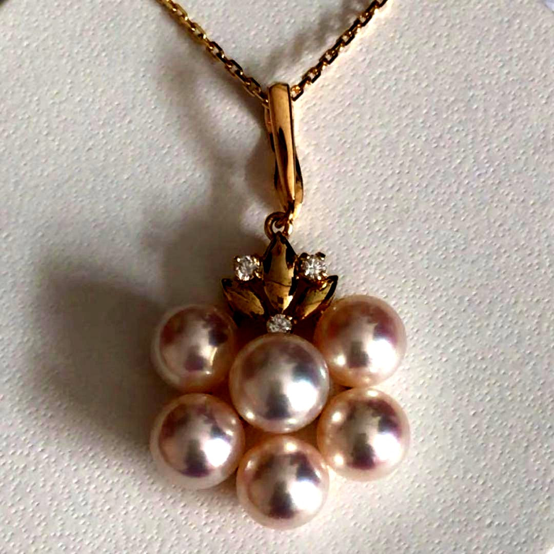 Mikimoto K18 gold pendant top featuring a 6.5-7mm pearl and diamond accents with detailed bail